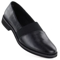 Półbuty damskie czarne Jezzi RMR25128. Czarne półbuty wsuwane Jezzi, bez wzorów, ze skóry ekologicznej, eleganckie, bez obcasa. Za 159.99 zł.