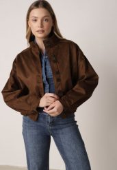 Brązowa Kurtka w Stylu Bomberki z Ozdobnymi Guzikami Polimi. Brązowe kurtki Born2be, l, bez wzorów, z jeansu, bez kaptura. Za 199.99 zł.