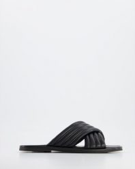KLAPKI Z PRZESZYCIAMI 35421864 BLACK. Czarne klapki Venezia, bez wzorów, ze skóry, bez obcasa, bez zapięcia. Za 149.00 zł.