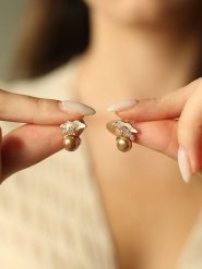 Pierres delicates Pozłacane kolczyki-wkrętki z perłami i cyrkoniami rozmiar: onesize. Brązowe kolczyki Pierres delicates, z cyrkonią, pozłacane. Za 43.99 zł.