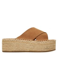 Klapki DeeZee. Brązowe klapki DeeZee, bez wzorów, bez obcasa, bez zapięcia. Za 159.99 zł.