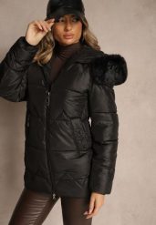 Czarna Pudełkowa Kurtka z Pikowanymi Przeszyciami i Kapturem z Futerkiem Vebina. Czarne kurtki Renee, l, bez wzorów, z dzianiny, eleganckie. Za 199.99 zł.