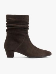 Brązowe marszczone botki nad kostkę. Brązowe botki Ryłko, bez wzorów, ze skóry, eleganckie, bez obcasa, na słupku, bez zapięcia. Za 529.99 zł.