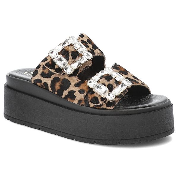 Brązowe Klapki Chebello Eleganckie Obuwie Damskie Panterka. Brązowe klapki CheBello, bez wzorów, eleganckie, bez obcasa, na platformie, bez zapięcia. Za 399.00 zł.