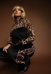 Czarny Welurowy Komplet Dresowy Spodnie i Bluza z Panterkowym Printem Koratess. Czarne bluzy Renee, m, bez wzorów, z dresówki, klasyczne, bez ramiączek, bez kaptura. Za 79.99 zł.