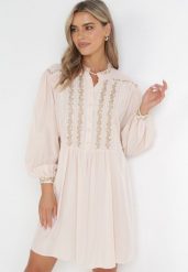 Beżowa Pudełkowa Sukienka Mini z Ozdobnym Haftem Rosenwyn. Brązowe sukienki Born2be, m, z aplikacjami, bez kołnierzyka, bez ramiączek, mini. Za 109.99 zł.