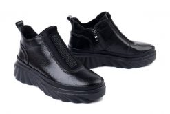 FILIPPO DBT7426/25 BK czarny, botki damskie. Czarne botki Filippo, bez wzorów, z polaru, bez obcasa, bez zapięcia. Za 254.90 zł.