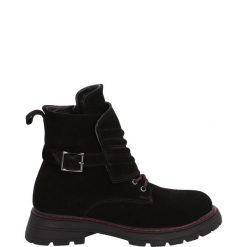ZAMSZOWE BOTKI 00109256S BLACK. Czarne botki Venezia, bez wzorów, ze skóry, bez obcasa, bez zapięcia. Za 199.00 zł.