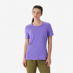 Koszulka turystyczna damska z krótkim rękawem Quechua MH500. Fioletowe t-shirty sportowe QUECHUA, m, bez wzorów, z materiału, bez ramiączek, trekkingowe. Za 59.99 zł.