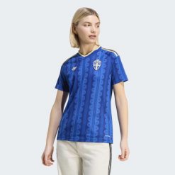 Koszulka wyjazdowa Szwecja 26. Niebieskie t-shirty sportowe adidas, l, bez wzorów, z materiału, bez ramiączek, do piłki nożnej, climacool (adidas). Za 439.00 zł.