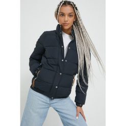 Superdry kurtka damska kolor granatowy zimowa. Niebieskie kurtki Superdry, na zimę, m, bez wzorów, bez kaptura. W wyprzedaży za 379.99 zł.