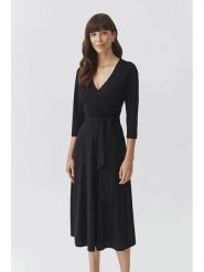 TATUUM Sukienka "Iga 2" w kolorze czarnym rozmiar: M. Czarne sukienki Tatuum, na co dzień, m, bez wzorów, z tkaniny, bez kołnierzyka, bez ramiączek, midi, proste. Za 180.49 zł.