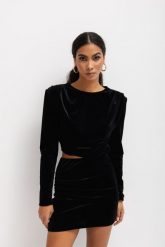 Sukienka z wycięciem i długim rękawem w kolorze BLACK VELVET - MATHILDE-L. Czarne sukienki Marsala, na co dzień, l, bez wzorów, z gumy, z asymetrycznym kołnierzem, bez ramiączek, mini, asymetryczne. W wyprzedaży za 179.97 zł.