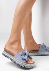 Niebieskie Klapki Hyrmamene. Niebieskie klapki Born2be, z aplikacjami, z jeansu, klasyczne, bez obcasa, na płaskiej podeszwie, bez zapięcia. Za 69.99 zł.