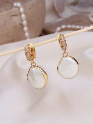 L'Atelier de Gaia Pozłacane kolczyki z perłami i cyrkoniami rozmiar: onesize. Białe kolczyki L'Atelier de Gaia, z cyrkonią, pozłacane. Za 100.04 zł.