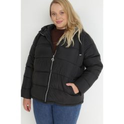 Czarna Kurtka z Kapturem Pikowana Bauwens. Czarne kurtki Born2be, na zimę, plus size, bez wzorów, z jeansu, z kapturem. W wyprzedaży za 153.99 zł.