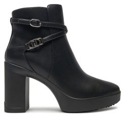 Botki Liu Jo. Czarne botki Liu Jo, bez wzorów, bez obcasa, na słupku, bez zapięcia. Za 629.99 zł.