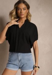 Czarna Bluzka Oversize z Wiskozą o Kroju Nietoperz z Dekoltem w Serek Davithiel. Czarne bluzki Renee, bez wzorów, z jeansu, eleganckie, bez kołnierzyka, bez ramiączek. W wyprzedaży za 51.99 zł.