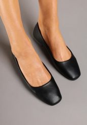 Czarne Klasyczne Balerinki Ozdobione Kwadratowym Noskiem Eleadora. Czarne baleriny Renee, z aplikacjami, z jeansu, eleganckie, bez obcasa, bez zapięcia. Za 59.99 zł.