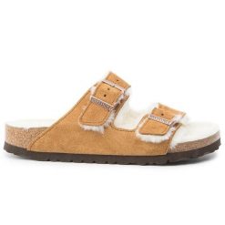 Kapcie Birkenstock. Brązowe kapcie Birkenstock, bez wzorów. Za 429.99 zł.
