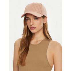 Czapka z daszkiem Guess. Czerwone czapki z daszkiem Guess, z aplikacjami. Za 129.99 zł.
