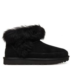 Śniegowce Ugg. Czarne śniegowce UGG, bez wzorów, bez zapięcia. Za 789.99 zł.