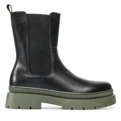 Sztyblety JENNY. Czarne botki Jenny, bez wzorów, bez obcasa, na płaskiej podeszwie, bez zapięcia. Za 129.99 zł.