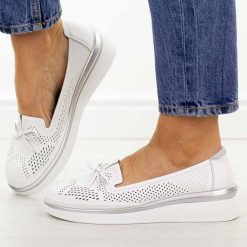 Białe ażurowe skórzane półbuty damskie S.Barski 7043. Białe półbuty wsuwane S.BARSKI, na jesień, w ażurowe wzory, z jeansu, casualowe, z okrągłym noskiem, bez obcasa, na płaskiej podeszwie. Za 239.00 zł.