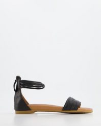 CZARNE SANDAŁY 030020661 BLACK. Czarne sandały Venezia, bez wzorów, ze skóry, bez obcasa, bez zapięcia. Za 169.00 zł.