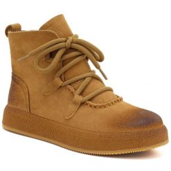 Skórzane botki damskie na grubej podeszwie camel Artiker 55C1008. Brązowe botki Artiker, bez wzorów, ze skóry, bez obcasa, bez zapięcia. Za 299.99 zł.