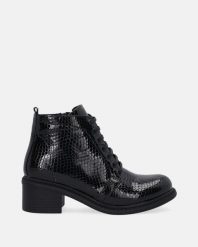 CZARNE TRZEWIKI Z MOTYWEM ZWIERZĘCYM 120200 BLACK. Czarne botki Venezia, bez wzorów, ze skóry, bez obcasa, bez zapięcia. Za 439.00 zł.