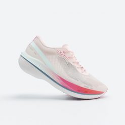 Buty do biegania damskie Kiprun KD900X 2. Czerwone buty do biegania KIPRUN, bez wzorów, bez zapięcia, do biegania. Za 599.99 zł.