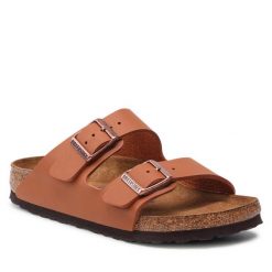 Klapki Birkenstock. Brązowe klapki Birkenstock, bez wzorów, bez obcasa, bez zapięcia. Za 449.99 zł.