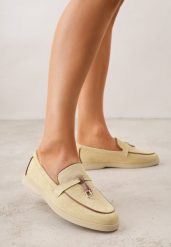 Żółte Mokasyny z Imitacji Zamszu Zdobione Aplikacją z Zawieszkami Peleg. Żółte mokasyny Born2be, z aplikacjami, z jeansu. Za 99.99 zł.