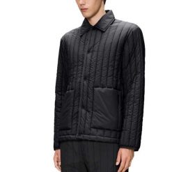 Kurtka RAINS BANJA LINER OVERSHIRT T1 Czarny. Czarne kurtki Rains, bez wzorów, z tkaniny, bez kaptura. Za 528.38 zł.