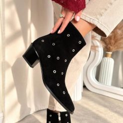 Czarne zamszowe skórzane botki damskie Scaviola S1-40. Czarne botki Sca'viola, z aplikacjami, z jeansu, eleganckie, bez obcasa, na obcasie, bez zapięcia. Za 519.00 zł.