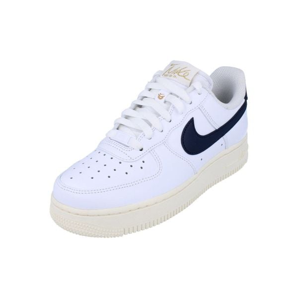 Buty sportowe Sneakersy damskie, W Air Force 1 07 EasyOn. Białe buty do biegania Nike, bez wzorów, z gumy, bez zapięcia, do biegania. Za 499.99 zł.