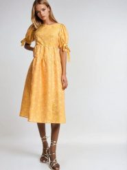 Monki Sukienka w kolorze pomarańczowym rozmiar: M. Pomarańczowe sukienki Monki, m, bez wzorów, bez kołnierzyka, bez ramiączek, midi. Za 104.99 zł.