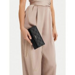 Torebka MEXX. Czarne kopertówki Mexx, bez wzorów, bez dodatków. Za 129.99 zł.