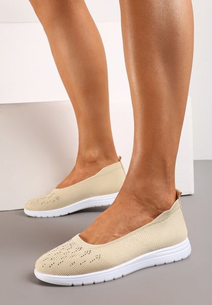 Beżowe Wsuwane Tenisówki na Płaskiej Podeszwie Zdobione Imitacją Cyrkonii Foviana. Brązowe trampki Born2be, z aplikacjami, z jeansu, bez zapięcia. Za 49.99 zł.