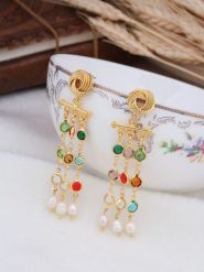 L'Atelier de Gaia Pozłacane kolczyki-wkrętki z kryształami i perłami rozmiar: onesize. Białe kolczyki L'Atelier de Gaia, z kryształem, pozłacane. Za 56.99 zł.