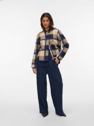 Vero Moda Kurtka pluszowa w kolorze beżowo-granatowym rozmiar: XS. Brązowe kurtki Vero Moda, s, bez wzorów, z materiału, bez kaptura. Za 165.99 zł.