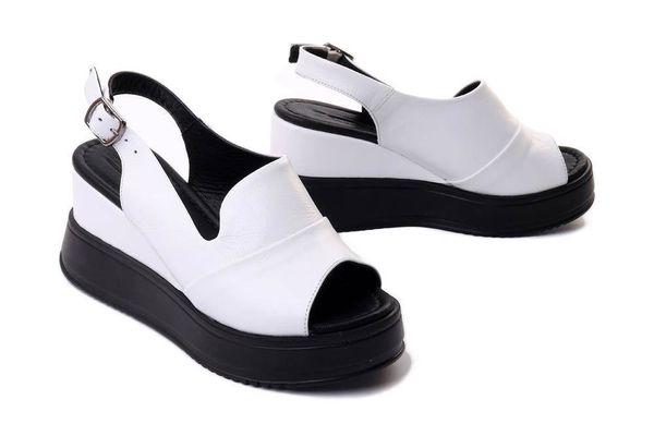 ARTIKER RELAKS 52C0483 biały, sandały damskie. Białe sandały Artiker Relaks, bez wzorów, z gumy, bez obcasa, na koturnie, bez zapięcia. Za 274.90 zł.