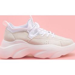 Sportowe buty na grubej podeszwie - Jasny szary. Szare buty treningowe Reserved, bez wzorów, bez zapięcia. Za 199.99 zł.