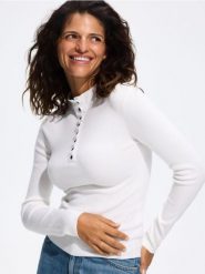 Sweter z domieszką wiskozy - kremowy. Białe swetry Reserved, l, bez wzorów, z dzianiny, bez ramiączek. Za 109.99 zł.