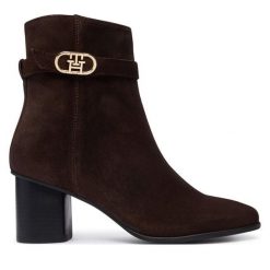 Botki Tommy Hilfiger. Brązowe botki Tommy Hilfiger, bez wzorów, bez obcasa, na słupku, bez zapięcia. Za 699.99 zł.