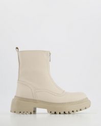 BEŻOWE BOTKI 2381 BEIGE. Brązowe botki Venezia, bez wzorów, ze skóry, bez obcasa, bez zapięcia. Za 249.00 zł.