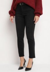 Czarne Jeansy o Kroju Mom Fit z Wysokim Stanem i Dodatkowym Paskiem Senithiel. Czarne jeansy Born2be, z aplikacjami, z bawełny, eleganckie, z podwyższonym stanem, długie. W wyprzedaży za 101.99 zł.