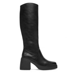 Kozaki DeeZee. Czarne kozaki DeeZee, bez wzorów, bez obcasa, na słupku, bez zapięcia. Za 219.99 zł.