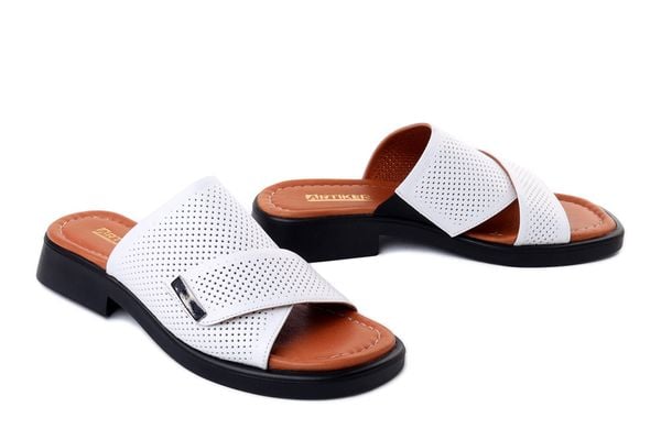 Artiker Relaks 58C2791 biały, klapki damskie. Białe klapki Artiker Relaks, bez wzorów, bez obcasa, bez zapięcia. Za 219.90 zł.
